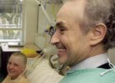 Image: Carreras visiting a young leukemia patient in Leipzig